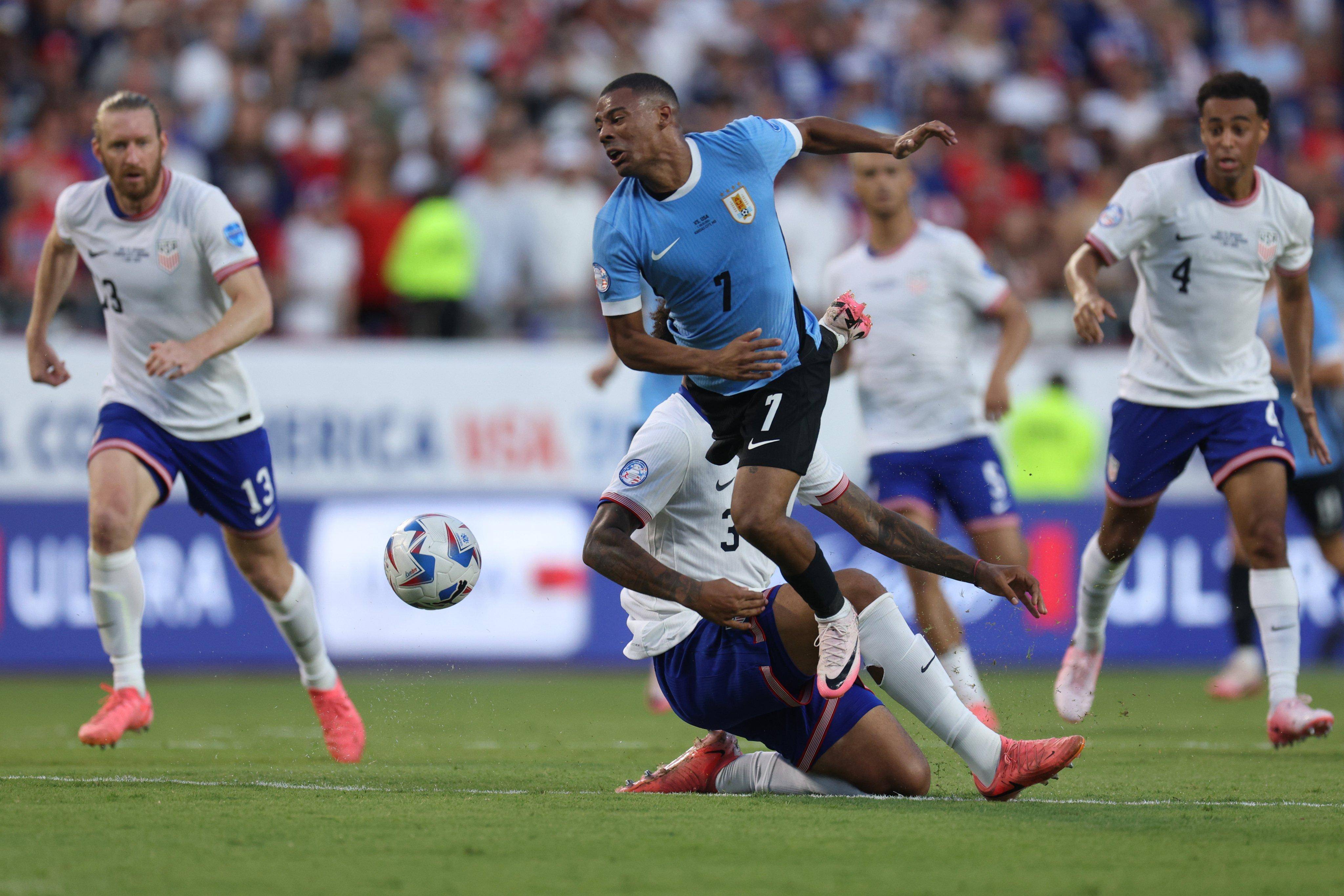 乌拉圭完胜罗马,梅西统治全场 乌拉圭完胜罗马,梅西统治全场